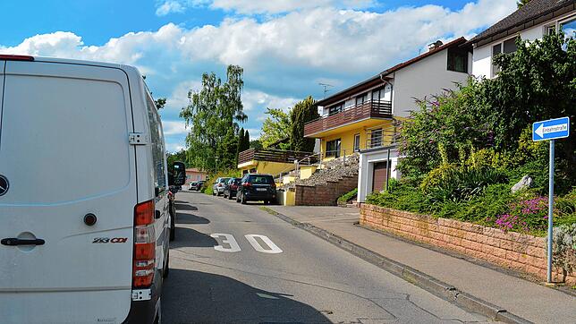 Vollgeparkte Straßen sorgen im Gebiet Lichtenwiese-Schützenrain oft für Ärger. Durch neue Vorgaben zu Stellplätzen und Garagen im ...