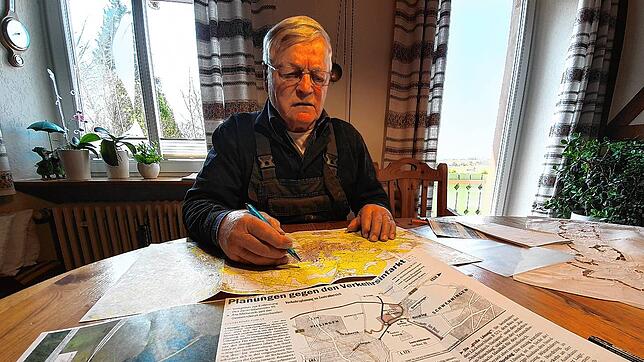 Auf dem Tisch von Ernst Reiser braut sich was zusammen. In Nordstetten hat der Landwirt jetzt die Projekt-Blockade für eine Anbindung ...