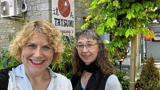 SÜDKURIER-Testesserinnen Kerstin Steinert (links) und Aurelia Scherrer wollten mal eine fernöstliche Mittagspause. Deshalb sind sie in ...