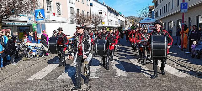 Bild 15: Der große Fasnetsumzug in Tiengen im strahlenden Sonnenschein - hier die schönsten Einblicke