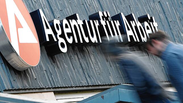 Zwei Männer sind auf dem Weg zur Arbeitsagentur (Symbolbild). Der Arbeitmarkt am Hochrhein kommt nicht in Schwung.