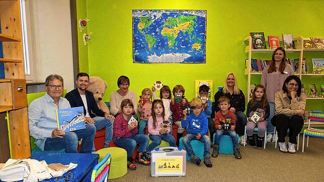 Vorschulkinder und Erwachsene – von links Erwin Müller, Dominik Sluzalek, Sabine Fichter, Evelyn Mohrland, Deborah Baschnagel und Heike ...