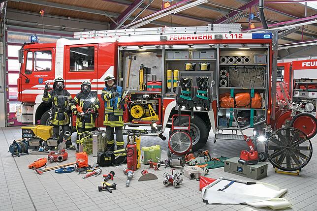 Eines der heutigen Löschfahrzeuge mit den Ausrüstungsgegenständen für die Brandbekämpfung in geschlossenen Räumen mit Atemschutztrupp. ...