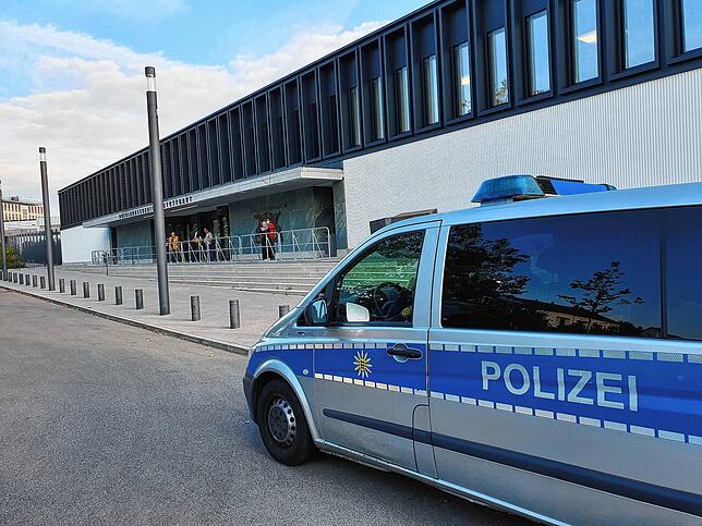 Polizisten beobachten alle eintreffenden Besucher des Prozessauftakts zur Singener Messerattacke genau.