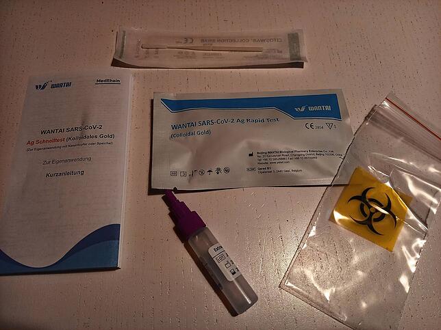 Künftig können Eltern ihr Kind nach einem PCR-positiven Fall in der Gruppe des Kindes fünf Mal in Folge testen – so wie in Schulen ...