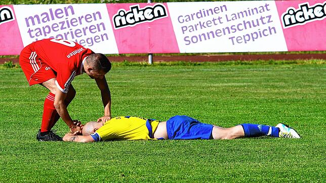Abstieg ist immer traurig: Unser Symbolbild zeigt, dass Trost dann auch gut tut. Aus der Kreisliga A müssen am Ende dieser Saison wohl ...
