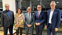 Abschied für Chefarzt Werner Jung. Die Aufnahme zeigt (von links) OB Jürgen Roth, Barbara Jung, Werner Jung, Landrat Hinterseh und ...