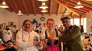 Die Königin der Berge, Marion die Erste, Obernarr Mario Moser und Narrenchef Florian Hauser bei der Schlüsselübergabe.