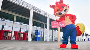IBO-Maskottchen Bo vor dem Eingang zur Messe Friedrichshafen