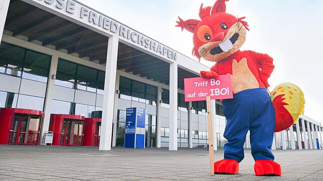 IBO-Maskottchen Bo vor dem Eingang zur Messe Friedrichshafen