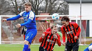 Maurice Fossé (Mitte) erzielte für den FC Königsfeld (rechts Lorenz Spiegelhalter) den letzten Treffer beim 4:2-Sieg seines Teams in der ...