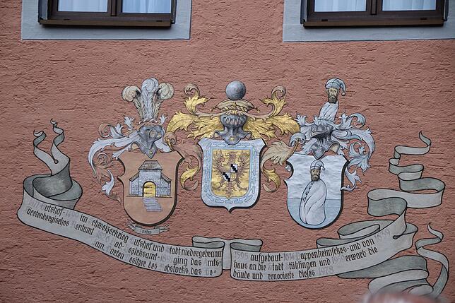 Auch dieses Gebäude weist nach der Renovierung auf seine umtriebige Geschichte hin: „1411 Gutshof, 1499 im Schweizerkrieg Gutshof ...