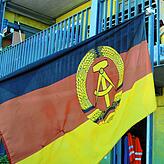 Seltener Anblick: Die DDR gibt es seit 1990 nicht mehr, aber nahe Konstanz weht noch eine Flagge.