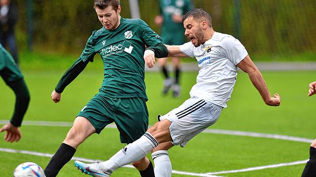 Nicht zu stoppen: Der Laufenburger Stürmer Sandro Knab (rechts) war mit vier Treffern der überragende Akteur seiner Mannschaft beim ...