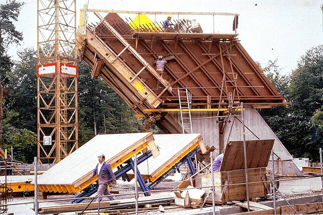 Stück für Stück wurde in einer dreijährigen Bauphase den Turm errichtet. Hier sieht man wie ein Turmfuß erbaut wird.