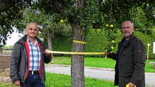 Bürgermeister Stefan Kaiser (rechts) kennzeichnet mit Gemeinderat Franz Brüstle in Schachen einen Birnbaum. Bild: Dehmel