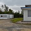 Links stehen schon die ersten Container, in denen 20 Flüchtlinge unterkommen sollen. Rechts im Bild ist ein Teil des Gebäudes der Firma ...