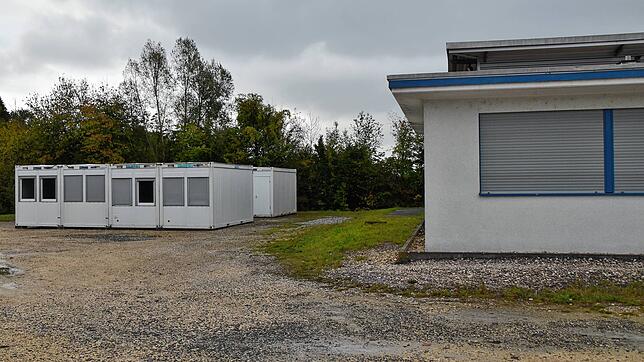 Links stehen schon die ersten Container, in denen 20 Flüchtlinge unterkommen sollen. Rechts im Bild ist ein Teil des Gebäudes der Firma ...