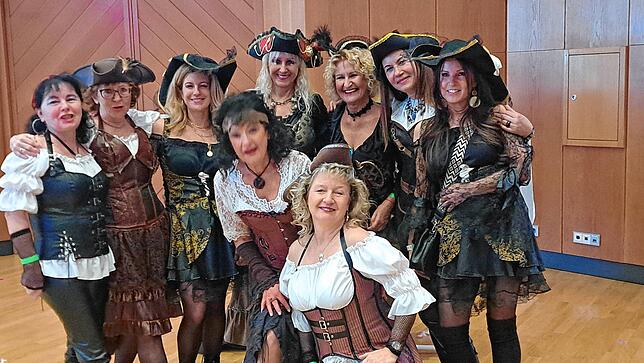 Für die Wiiberfasnacht in Bad Säckingen verließen diese Piratinnen sogar ihr Schiff und enterten den Kursaal.