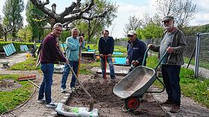 Minigolffreunde im Einsatz: Oliver Gut (von links), Dimitri Papasoglou, Karl-Heinz Gerwert, Karl-Heinz Hänsch und Rainer Heinz bei ...