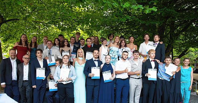Herzlichen Glückwunsch! Hier ist der Abschluss-Jahrgang 2025 der Zeppelin-Gewerbeschule: Elija Babic (Schulpreis Bildende Kunst), Julian ...