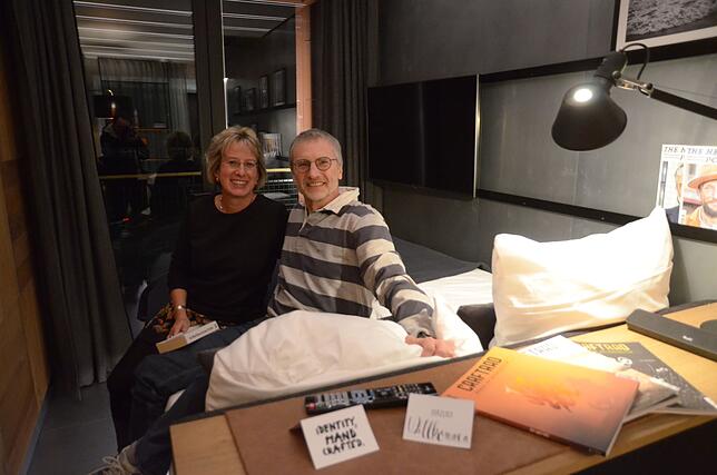 Annette und Bernd Roth haben für eine Nacht im Wohncontainer der Konrad Knoblauch GmbH eingecheckt.