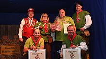 Ehrungen bei der Räuberzunft (v. l.): Hans Peter Weber (Narrenvereinigung Kleggau), Horst Hofmeier, Räuberhauptmann Martina Schaller, ...