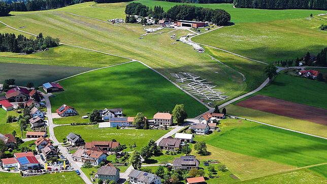 Luftaufnahme des Flugplatzes Hütten/Hotzenwald mit Starterfeld des Segelflugwettbewerbs &ndash; das wird es 2020 leider nicht geben.