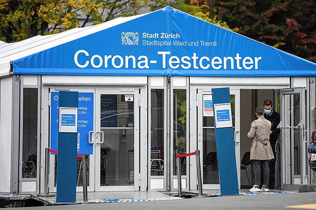 Ein Corona-Testcenter vor dem Stadtkrankenhaus Triemli in Zürich.