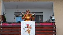 Ein bisschen Fasnacht: Sabine Buhl kleppert mit Nachbarn von Balkon zu Balkon