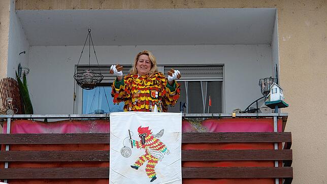 Ein bisschen Fasnacht: Sabine Buhl kleppert mit Nachbarn von Balkon zu Balkon