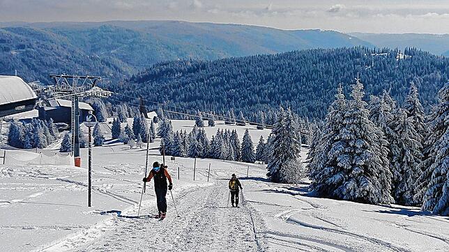 Carmen Henss (links) und Ernst Aerni von der Schneesportabteilung des TV Lauchringen bei der Challenge Aufstieg zum Seebuck in ...