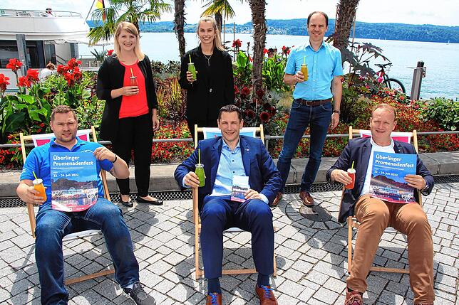 Sie freuen sich auf das Promenadenfest (vorne von links): Andreas Jöckle (Vereinsvertreter), Markus Ott (Volksbank Überlingen) und OB ...