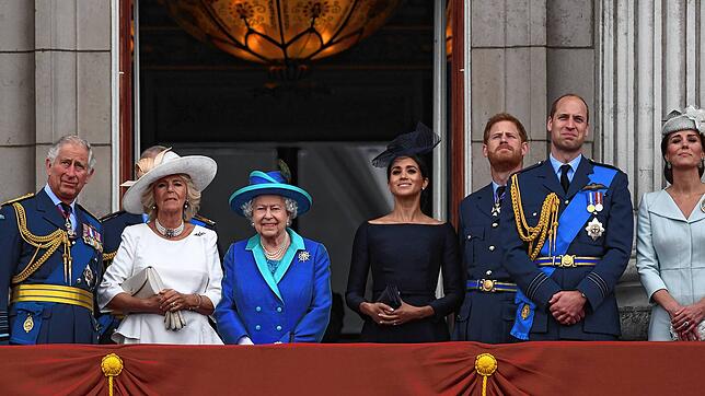 Prinz Charles (l-r), Thronfolger von Großbritannien, Herzogin Camilla, Königin Elizabeth II., Herzogin Meghan, Prinz Harry, Prinz ...