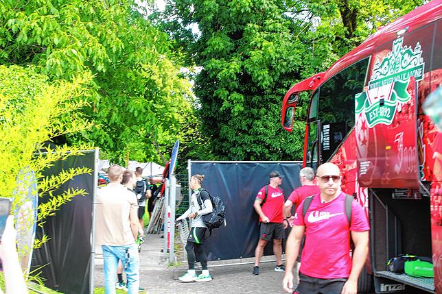 Bild 22: Fans warten vor dem Strandbad Bodman auf den FC Liverpool