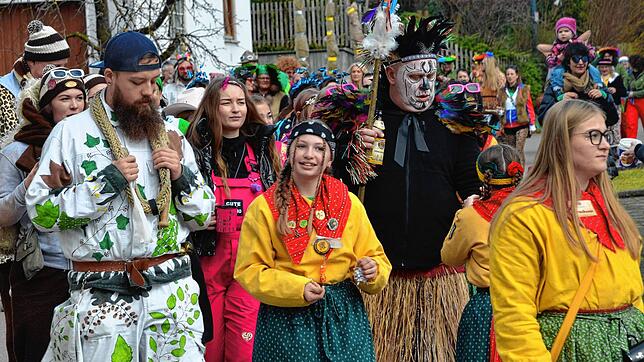 Wenn der Narrenbaum in Hepbach abgeholt wird, ist das stets ein buntes Szenario. Beim Rathaussturm am Samstag hat erneut buntes Treiben ...