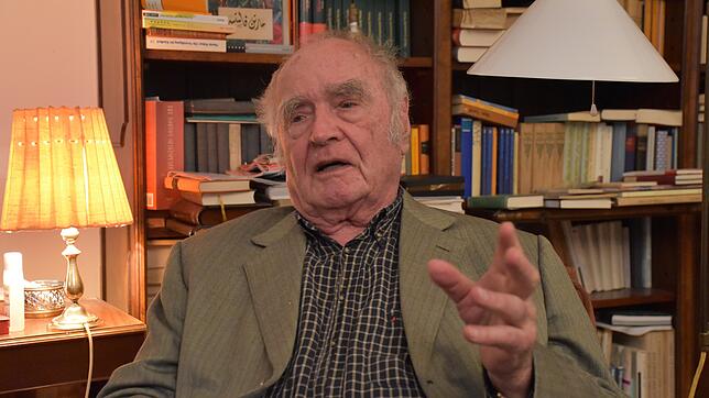 Martin Walser spricht in seinem Arbeitszimmer über sein neues Buch.