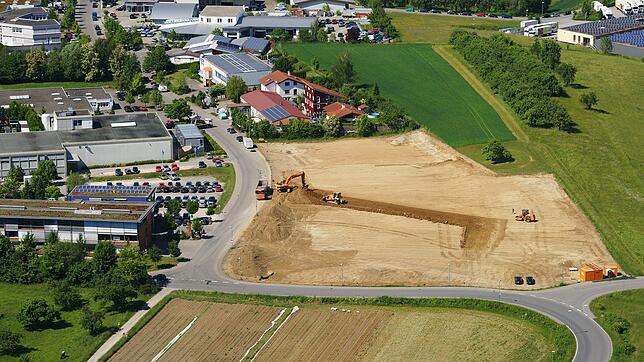 Das Raiffeisen-Baucenter steht längst dort, wo 2011 noch eine Baustelle war. Rechts davon sollen im Gewerbegebiet "Oberried V" zehn ...