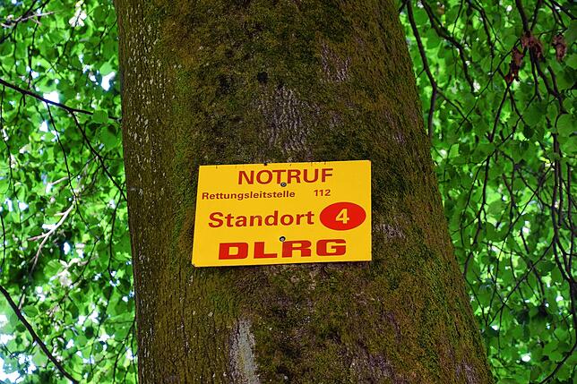 Am Fuß der gesperrten Marienschlucht hängt ein Standort-Schild der DLRG für Notfälle.