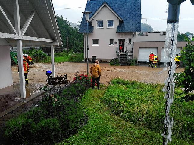 Fützen war von dem Hochwasser besonders stark betroffen. Die Straße wurde zum Bach.