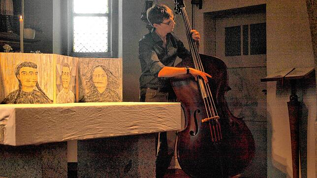 Im Rahmen des Görwihler Kultursommers stellte Ulf Schüler am Sonntagnachmittag seine &bdquo;Ungenauen Bilder&ldquo; in der Kapelle in ...