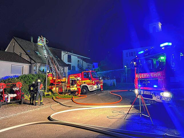 Über 80 Rettungskräfte waren in der Nacht auf Montag im Einsatz, um den Brand in dem Wohnhaus zu bekämpfen.