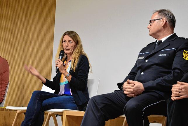 Ulrike Amann vom ZfP Weißenau schildert die Gefahren jugendlichen Drogenkonsums für die Gehirne der Heranwachsenden, neben ihr Achim ...