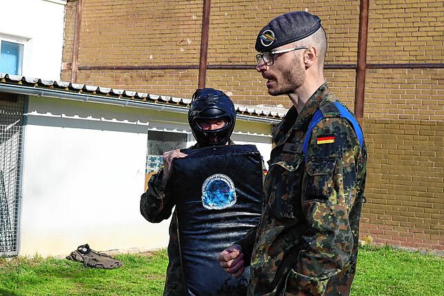 Hauptmann Pascal H. erklärt, worauf es beim Nahkampf ankommt.