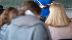 Wegen eines Softwarefehlers, der bis auf das Jahr 2005 zurückgeht, sind in Baden-Württemberg über Jahre Lehrerstellen versehentlich ...