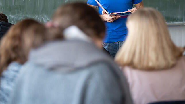 Wegen eines Softwarefehlers, der bis auf das Jahr 2005 zurückgeht, sind in Baden-Württemberg über Jahre Lehrerstellen versehentlich ...