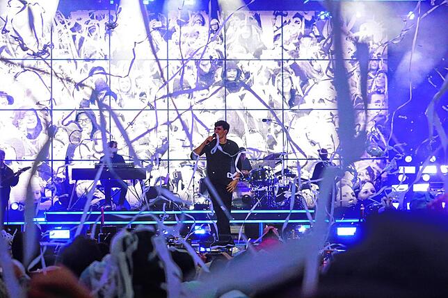 Bild 9: Regenfeste Wincent-Weiss-Fans in Salem