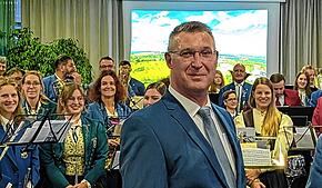 Bürgermeisterwahl in Stühlingen: Hier der wiedergewählte Amtsinhaber Joachim Burger noch vor der Ergebnisverkündung. Im Hintergrund ...