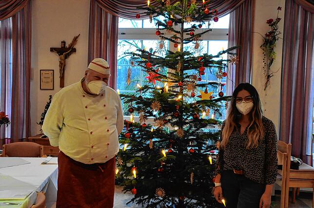 Küchenleiter Reinhard Reckermann und Carmen Fuchs, Heimleiterin des St. Joseph Heimes, freuen sich über das Weihnachtsessen der ...