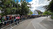 Die Fans stehen Schlange für den Termin mit der Band Die Ärzte: Erst erfolgt die Leibesvisitation, dann die Leibesübungen zum Song ...